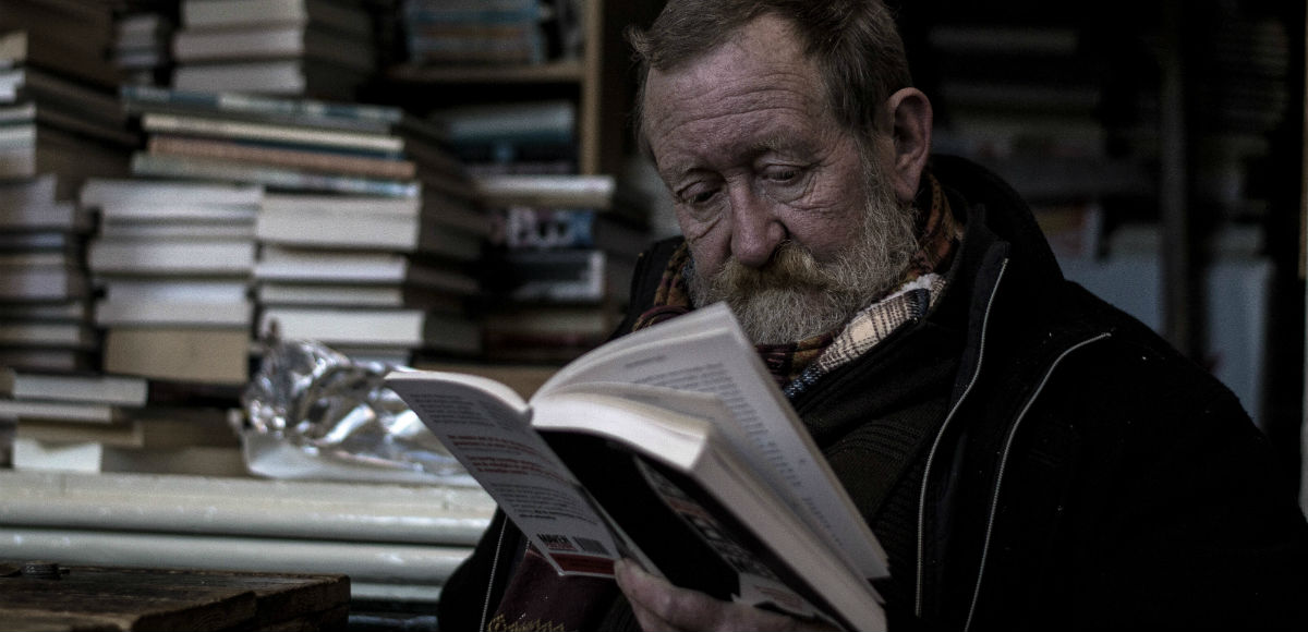 Symbolbild: Älterer Mann liest ein Buch