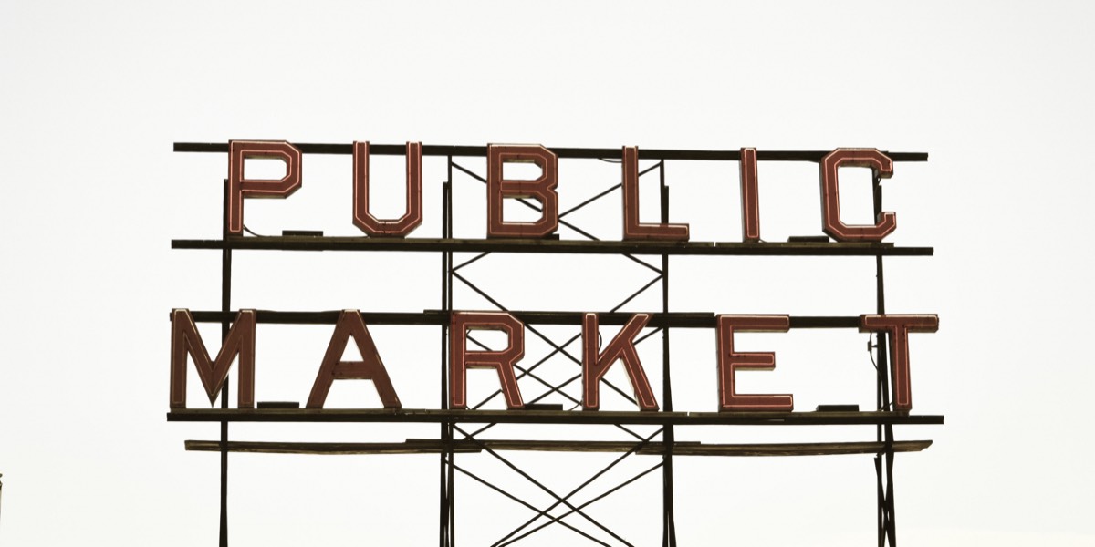 Symbolbild: Eine Dachbeschriftung "Public Market"