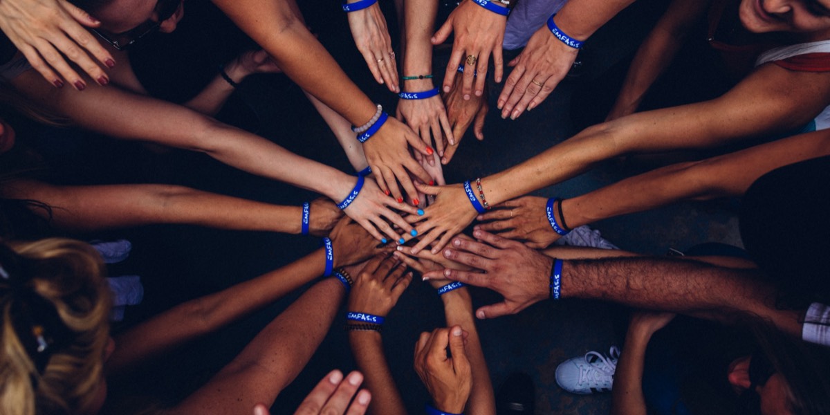 Symbolbild: Eine Gruppe Menschen legt ihre Hände zusammen